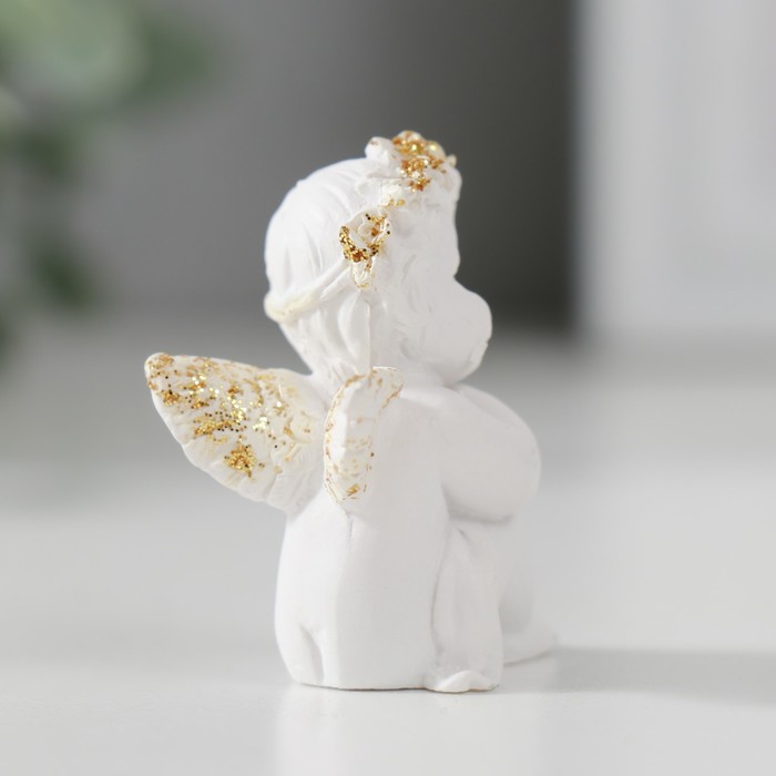 Сувенир полистоун "Ангелочек с ручками на коленках сидит" белый с золотом  4х3х2 см