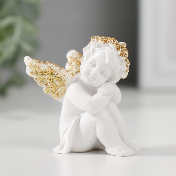 Сувенир полистоун "Ангелочек с головой на коленках сидит" белый с золотом 4,5х3,2х4,5 см