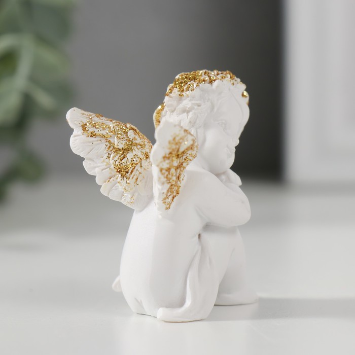 Сувенир полистоун "Ангелочек с головой на коленках сидит" белый с золотом 4,5х3,2х4,5 см