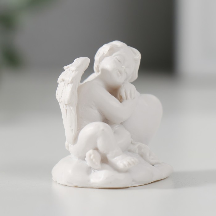 Сувенир полистоун "Белоснежный ангел сидит в обнимку с сердцем" 3,5х2,7х3,2 см
