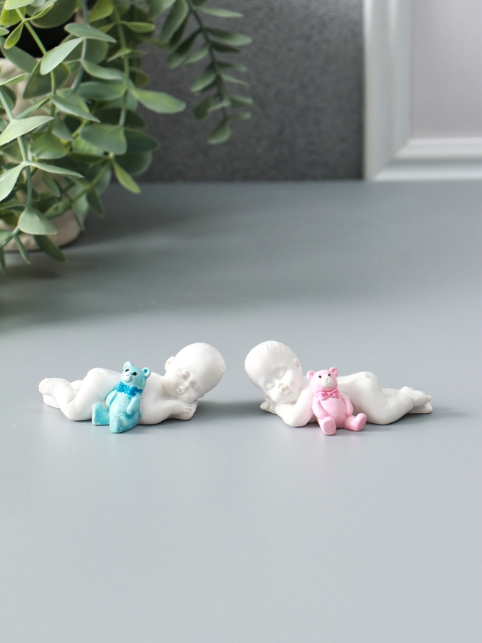 Фигурка полистоун «Малыш спит в с цветным медвежонком», 2×3.5×7 см, МИКС - Фото 1