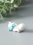 Фигурка полистоун «Малыш спит в с цветным медвежонком», 2×3.5×7 см, МИКС - фото 61577645
