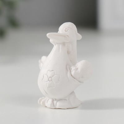 Фигурка полистоун «Малыш в кулёчке у аиста», 3.8×3.2×2.4 см