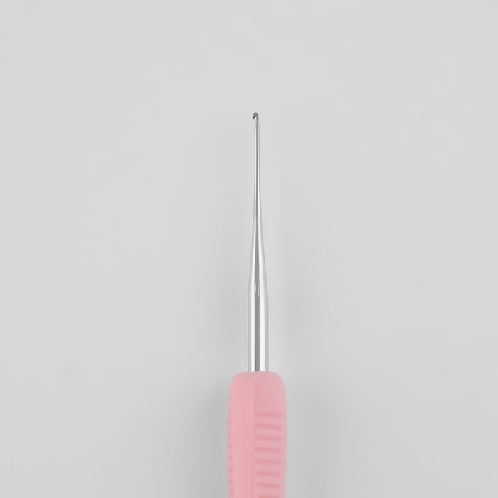 Крючок для вязания, двусторонний, с силиконовой ручкой, d = 0,5/1 мм, 13,5 см, цвет розовый