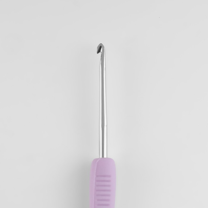 Крючок для вязания, двусторонний, с силиконовой ручкой, d = 1,5/2 мм, 13,5 см, цвет сиреневый