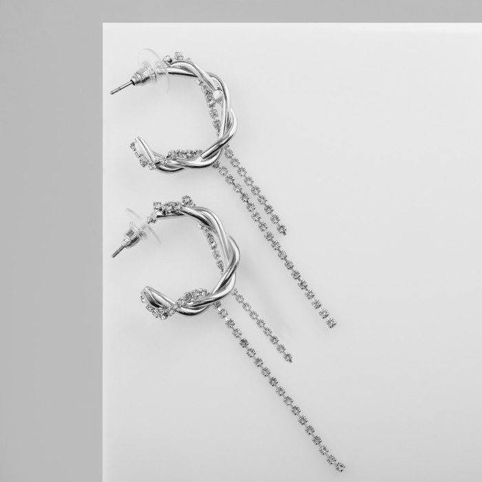 Серьги висячие со стразами «Кольца» с подвесками, цвет белый в серебре - Фото 1
