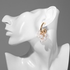 Серьги с жемчугом «Грозди» на кольце, цвет белый в золоте - Фото 3