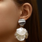 Серьги клипсы для ушей QF «Ветерок», белые в серебре - Фото 4