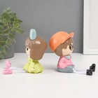 Сувенир полистоун "Мальчки в кепке и девочка с бантом" дл. ножки, набор 2 шт 6х7х17 см - фото 24016031