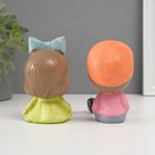 Сувенир полистоун "Мальчки в кепке и девочка с бантом" дл. ножки, набор 2 шт 6х7х17 см - фото 24016032