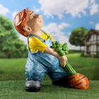 Садовая фигура "Мальчик с морковью" 65х60см - Фото 4