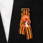 Значок деревянный "9 Мая!", рука с лентой, оранжевый - фото 321469449