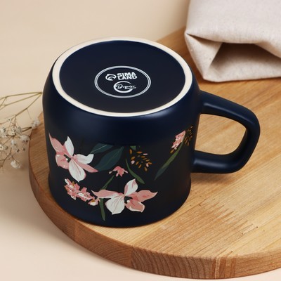 Кружка керамическая «Цветы», 380 мл, цвет синий