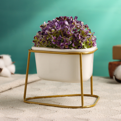 Горшок для цветов «Треугольник» керамический, 200 мл, 13×11×9 см, на золотистой металлической подставке, белый