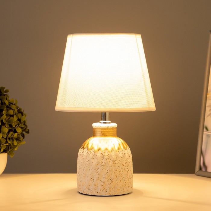 Настольная лампа "Луиза" Е14 40Вт бело-золотой 20х20х32 см