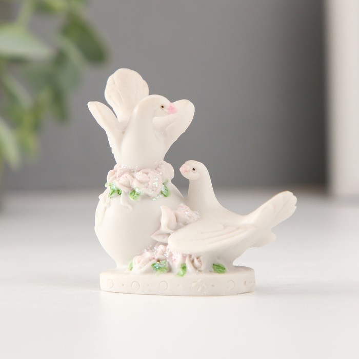 Фигурка полистоун «Два голубя на шаре с цветами», 6.4 см - Фото 1