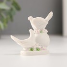 Фигурка полистоун «Два голубя на шаре с цветами», 6.4 см - Фото 2