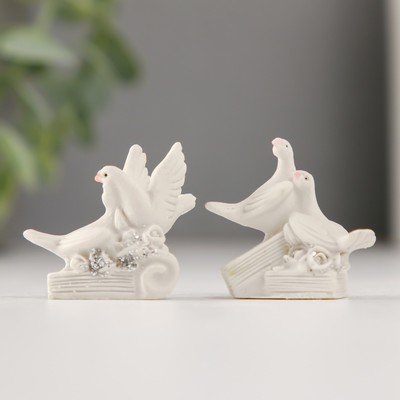 Фигурка полистоун «Голубки на книге», 3.8 см, МИКС