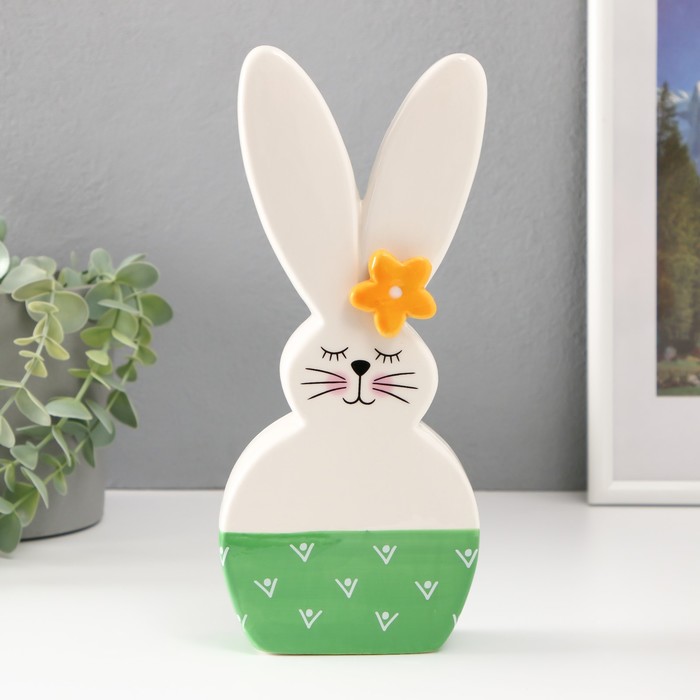 Фигурка керамика «Зайка спящий, с ромашкой на ухе», бело-зелёный, 10.4×4.3×23.7 см