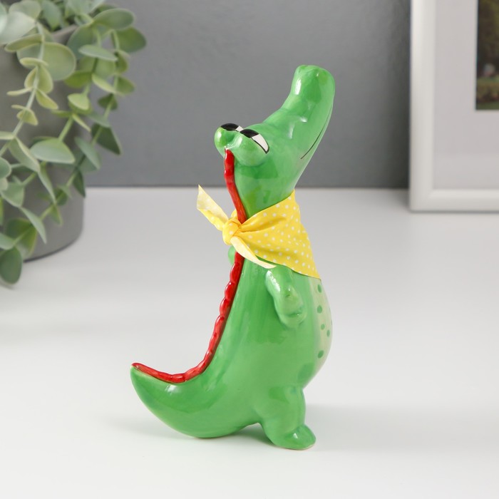 Сувенир керамика "Крокодил с косынкой" ярко-зелёный 9,3х6х16,3 см