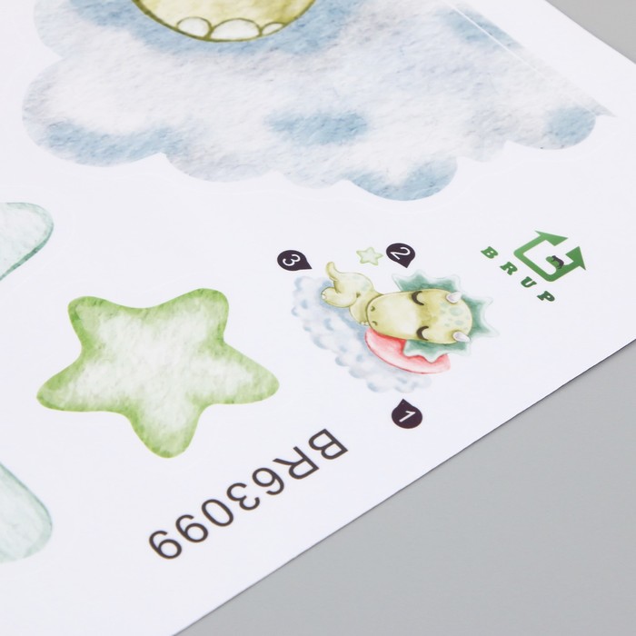 Наклейка пластик интерьерная цветная "Малыш-трицератопс на облаке" 30х60 см
