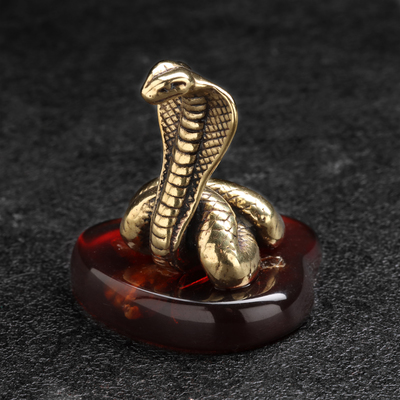 Сувенир "Змея Кобра с капюшоном", латунь, янтарь