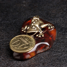 Сувенир "Лягушка с монетой 10 коп", латунь, янтарь, 2,5х4,5х1,5 см - фото 23963813