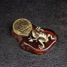 Сувенир "Лягушка с монетой 10 коп", латунь, янтарь, 2,5х4,5х1,5 см - фото 23963814
