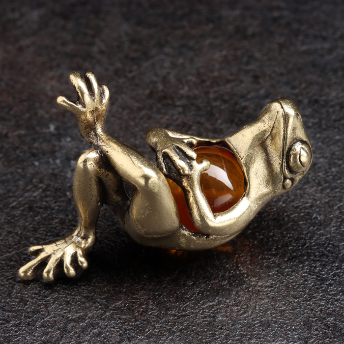 Сувенир "Лягушка сытая", латунь, янтарь - Фото 1