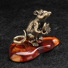 Сувенир "Мышка с куском сыра", латунь, янтарь - фото 299554409