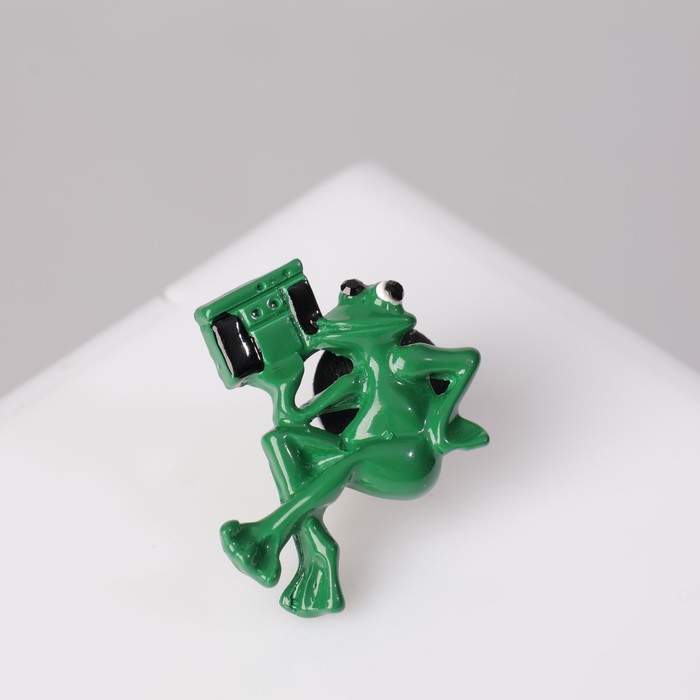 Значок "Лягушонок" с магнитофоном, цвет зелёный