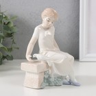 Сувенир керамика "Девочка на скамеечке с голубем" 9х10,8х14,5 см см - фото 321500072