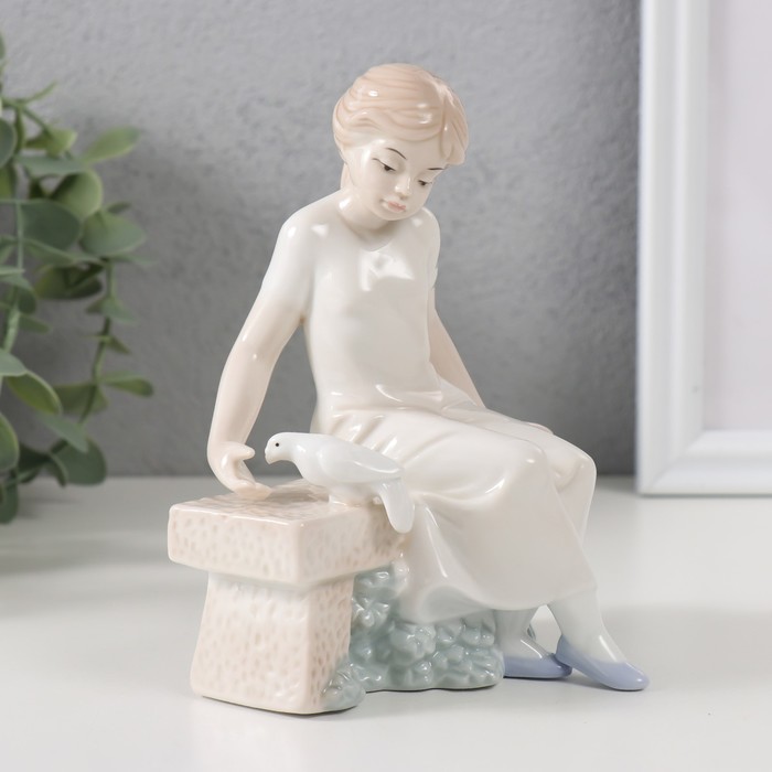Сувенир керамика "Девочка на скамеечке с голубем" 9х10,8х14,5 см см