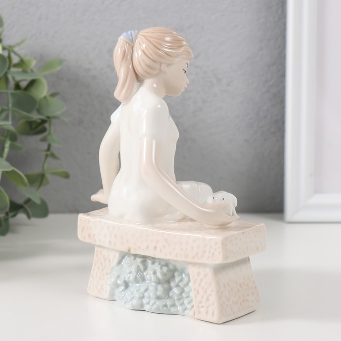 Сувенир керамика "Девочка на скамеечке с голубем" 9х10,8х14,5 см см