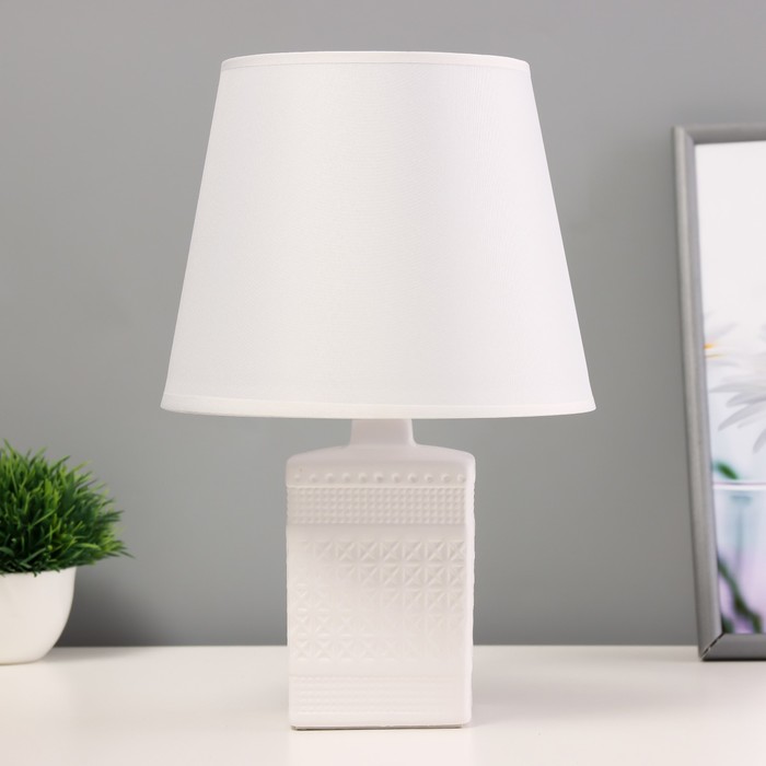 Настольная лампа «Ираида» Е14 40 Вт белый 20×20×32 см - Фото 1