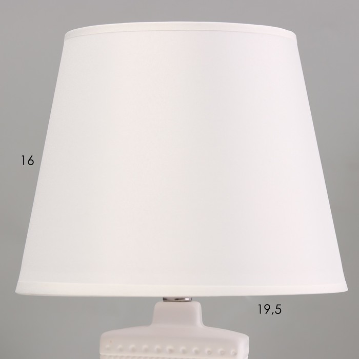 Настольная лампа "Ираида" Е14 40Вт белый 20х20х32см