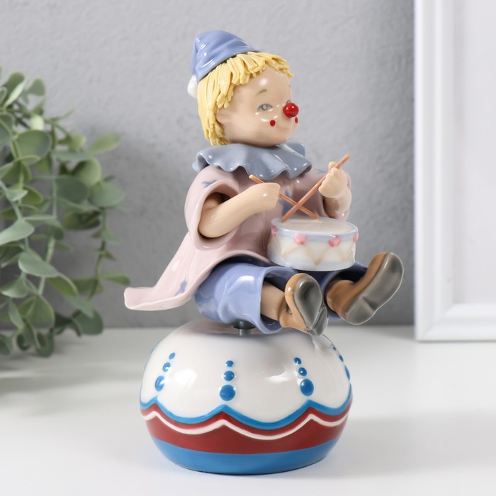 Сувенир керамика музыкальный "Клоун с барабаном, сидит на чашке" 9,5х12,5х19,5 см