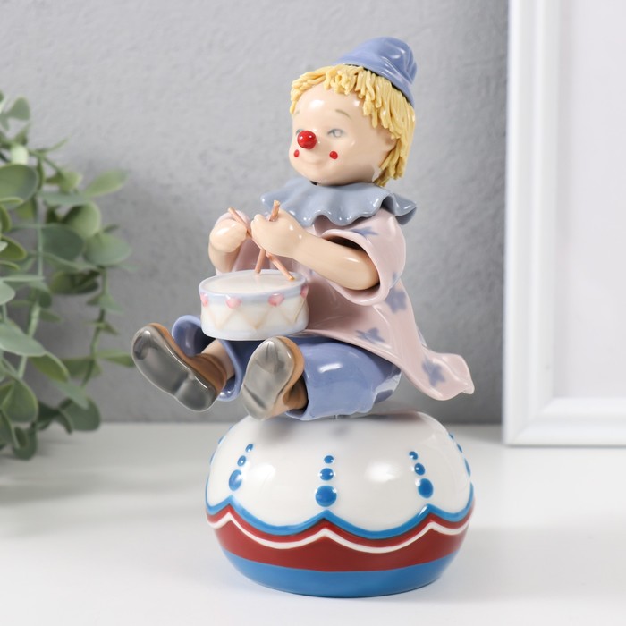 Сувенир керамика музыкальный "Клоун с барабаном, сидит на чашке" 9,5х12,5х19,5 см