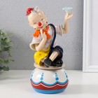 Сувенир керамика музыкальный "Клоун с бабочкой и цветком, сидит на чашке" 9,5х10х18 см - фото 321500465