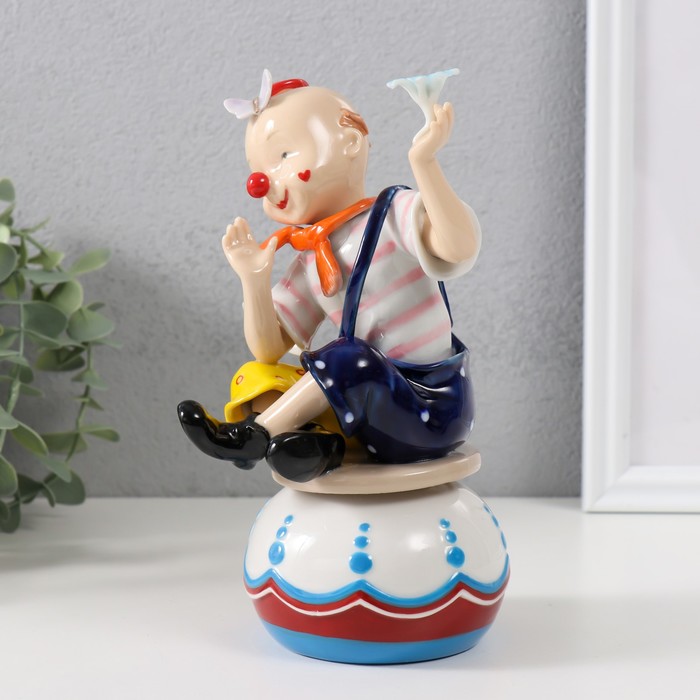 Сувенир керамика музыкальный "Клоун с бабочкой и цветком, сидит на чашке" 9,5х10х18 см