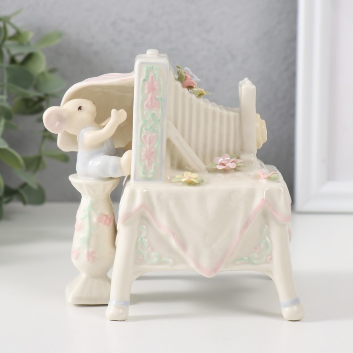 Сувенир музыкальный механический «Зайчик с ретро фотоаппаратом», керамика, 8.5×10.5×11 см