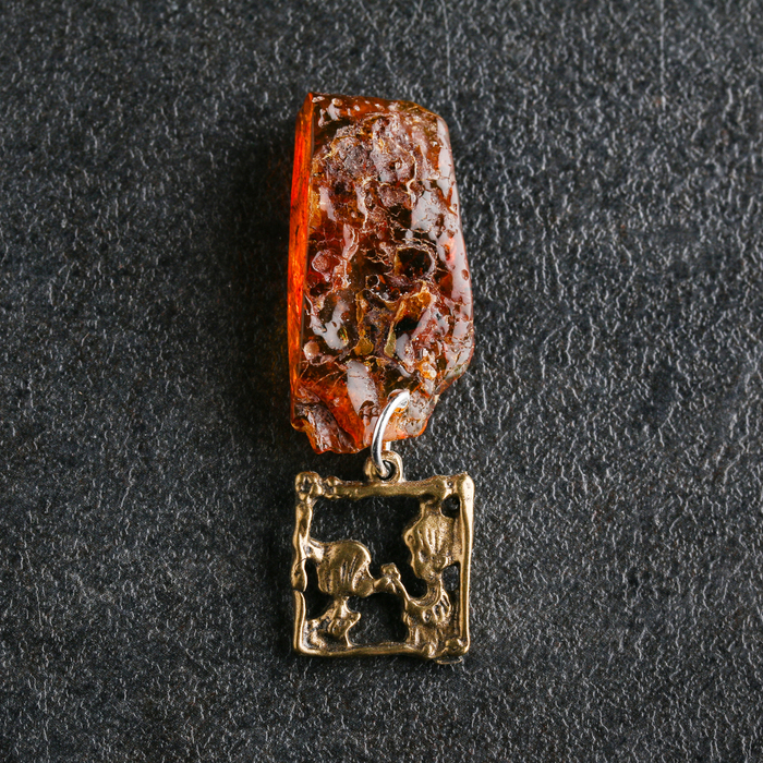 Брелок талисман "Парочка", латунь, янтарь - Фото 1