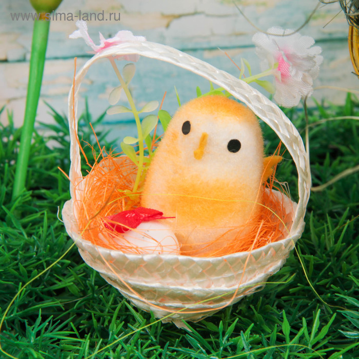 Сувенир цыпа с яйцом в бантике в корзинке с цветком - Фото 1