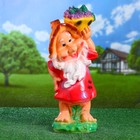 Садовая фигура "Гном с корзиной фруктами наверху слева" 17х20х50см - Фото 1