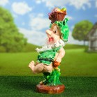 Садовая фигура "Гном с корзиной фруктами наверху справа" 21х18х49см - Фото 5