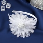 Ободок для волос "Малышка" пышный цветок, 0,9 см, белый - фото 3878587