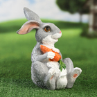 Садовая фигура "Кролик с морковкой" 26см - Фото 2