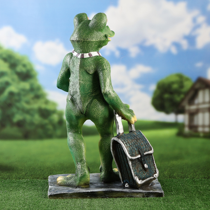 Садовая фигура "Лягушка с чемоданом в гастуке" 66см