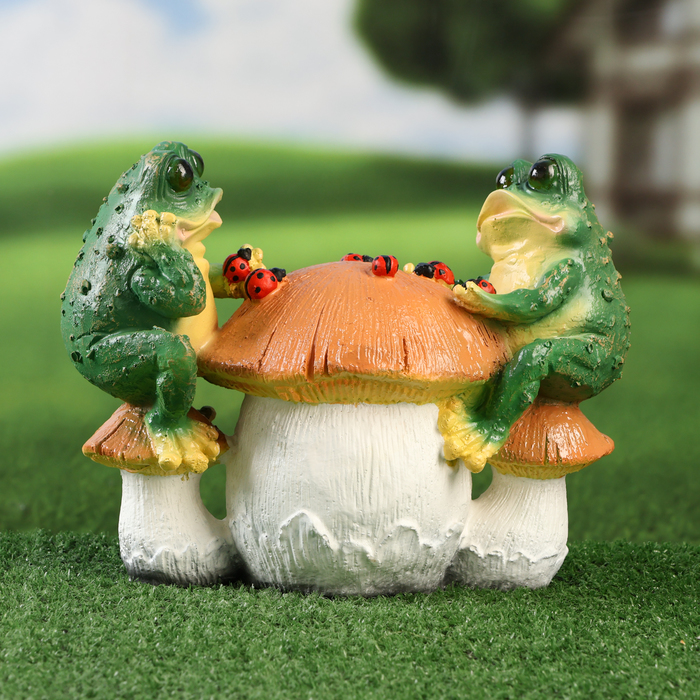 Садовая фигура "Лягушки на грибе с божьими коровками" 21см - Фото 1