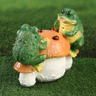 Садовая фигура "Лягушки на грибе с божьими коровками" 21см - фото 24049793